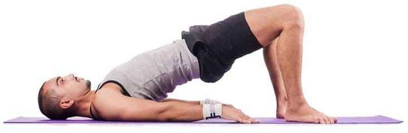 L'homme effectue l'exercice