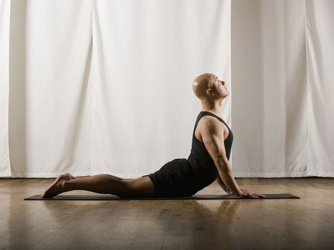 Un homme atteint de prostatite est occupé avec le yoga