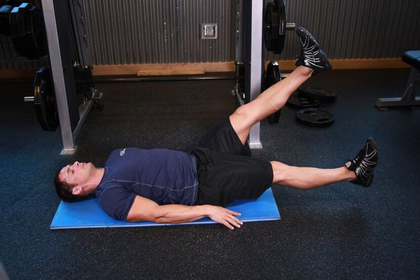 Un homme atteint de prostatite fait un exercice dans le gymnase