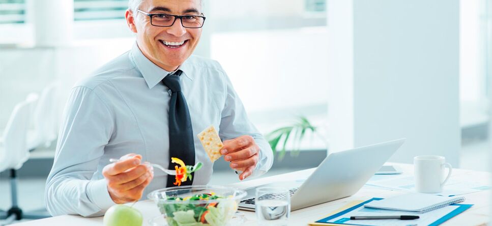 Homme sous régime alimentaire pour la prostatite