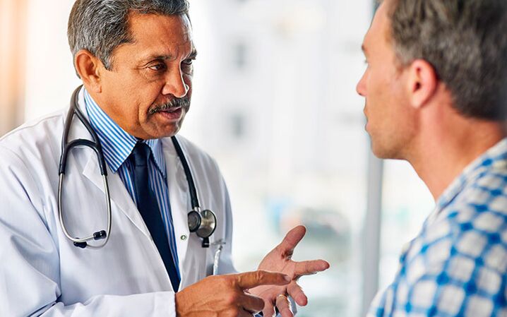 Un homme atteint de prostatite chez l'urologue