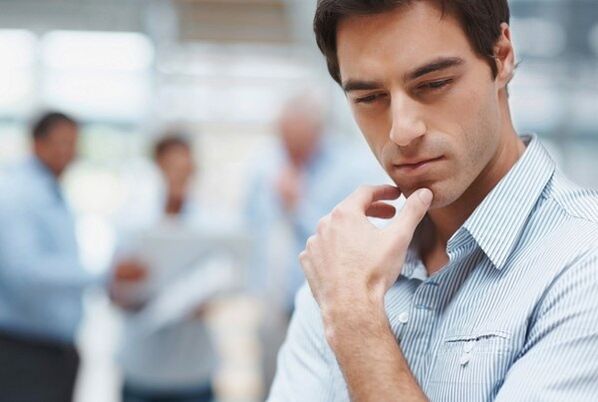 Un homme envisage de traiter la prostatite bactérienne