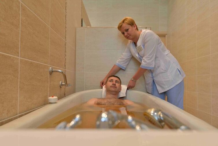 Un bain de pin soulage l'état d'un homme atteint de prostatite