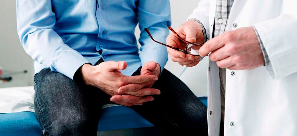 Un homme présentant des signes de prostatite devrait consulter un urologue pour un traitement. 